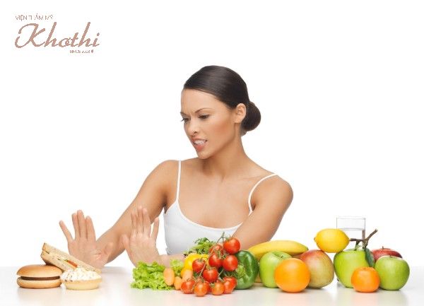 Hạn chế thức ăn nhanh và đồ ngọt giúp mặt thon gọn nhanh hơn