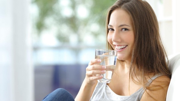 Uống nhiều nước giúp giảm mỡ tự nhiên.