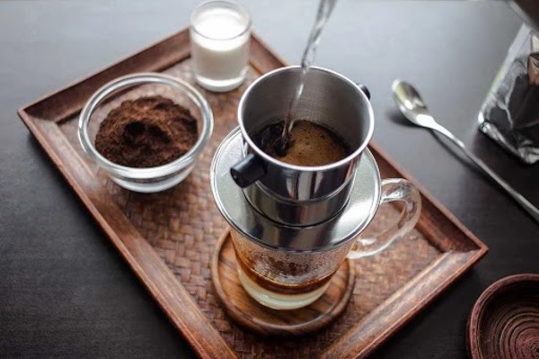 Uống cà phê nguyên chất có tác dụng giảm cân tốt hơn cà phê hòa tan.  Một tách cà phê phin đang pha.