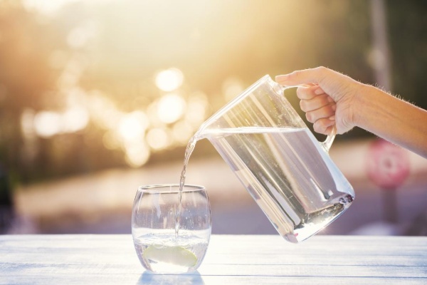 Uống nhiều nước có thể giúp chị em giảm cân nhanh hơn.