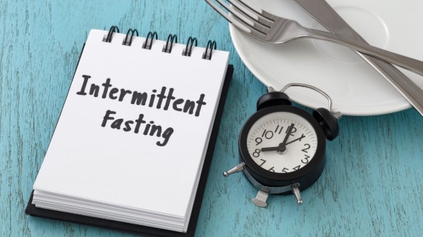Giảm cân intermittent fasting còn được gọi là nhịn ăn gián đoạn.