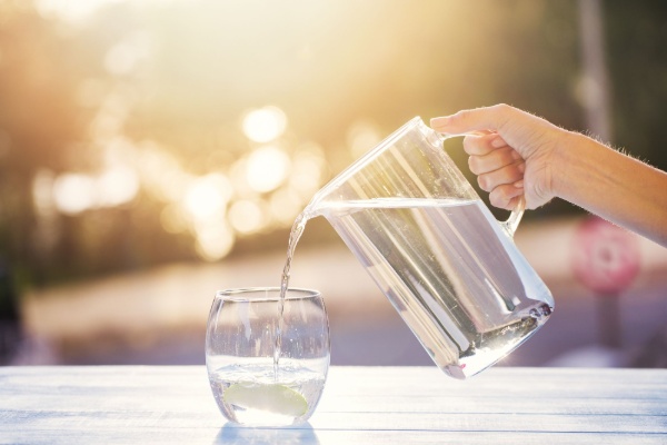 Uống đủ nước để quá trình trao đổi chất diễn ra thuận lợi, hỗ trợ giảm cân hiệu quả