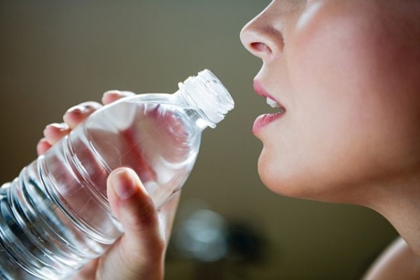 Tránh uống nhiều nước vì làm quá tải dạ dày