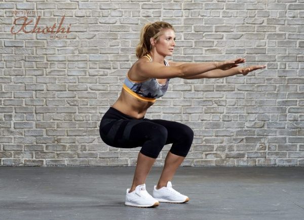 Bài tập squat sẽ giúp bạn có thân hình săn chắc và giảm mỡ thừa do bánh trung thu gây ra.