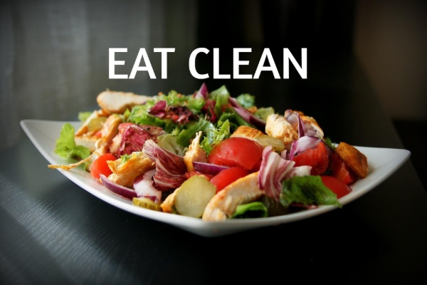 Thực hiện một chế độ ăn uống sạch có thể giúp bạn giảm cân tại nhà