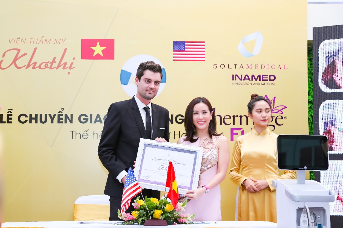 Hoa hậu Thu Hoài trong lễ ký kết chuyển giao công nghệ