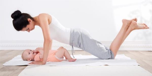 Tập yoga tại nhà có thể giúp mẹ hồi phục sức khỏe nhanh hơn.