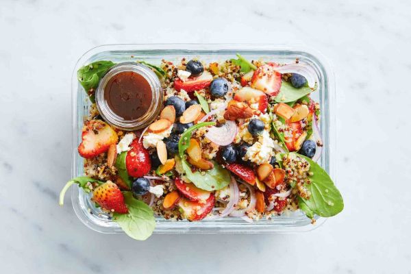 Salad quinoa có thể được phục vụ cho bữa trưa hoặc bữa tối