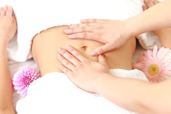 Thực hiện các bài massage kết hợp với hít thở để thư giãn