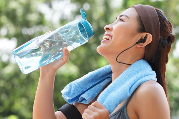 Uống một cốc nước trước khi đi dạo sẽ giúp cơ thể không bị mất nước trầm trọng.