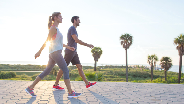 Kinh nghiệm đi bộ giảm cân: Lựa chọn quần áo phù hợp trước khi đi có thể giúp đảm bảo sự thoải mái và hạn chế chấn thương.