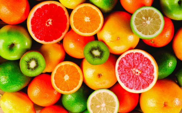 Uống các loại nước ép trái cây có chứa Vitamin C như cam, chanh, kiwi giúp trẻ hoá da mặt