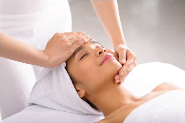 Massage chăm sóc da mặt