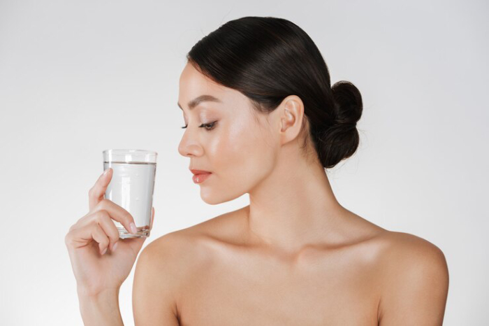 Uống đủ nước mỗi ngày là điều không thể bỏ qua để cơ thể và làn da luôn khỏe mạnh.